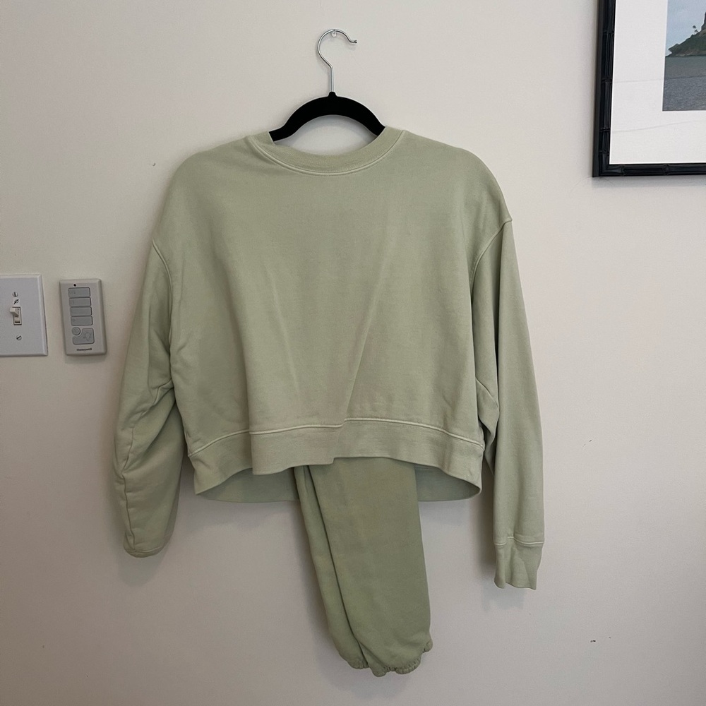 Girlfriend Collective Pistachio classic jogger and cropped sweatshirt medium